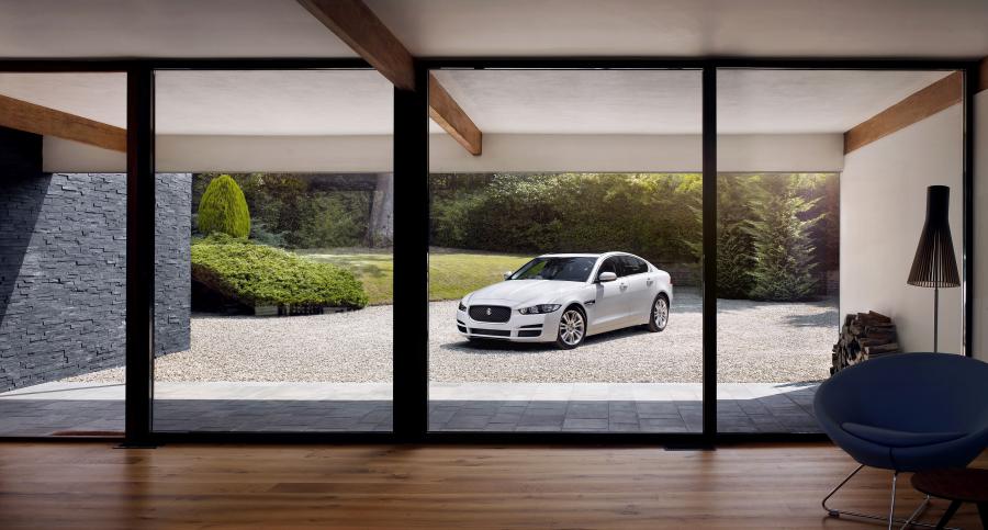  Jaguar XE Prestige 2015 года  (UK) (фото 12 из 15)